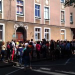 Przed kamienicą Pod dwoma mieczami przy ul. Wojska Polskiego 77